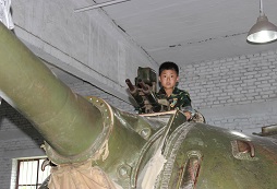 中國青少年軍事夏令營感受軍人風(fēng)氣找到自我