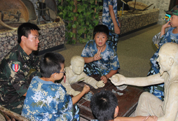 青少年軍事夏令營(yíng)帶孩子一起玩耍