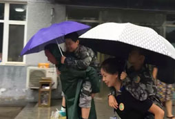 青少年軍事夏令營(yíng)讓我們學(xué)會(huì)了奉獻(xiàn)分享