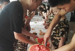 天熱會為每個孩子準備水果