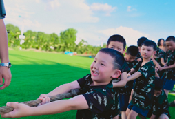孩子們拔河比賽