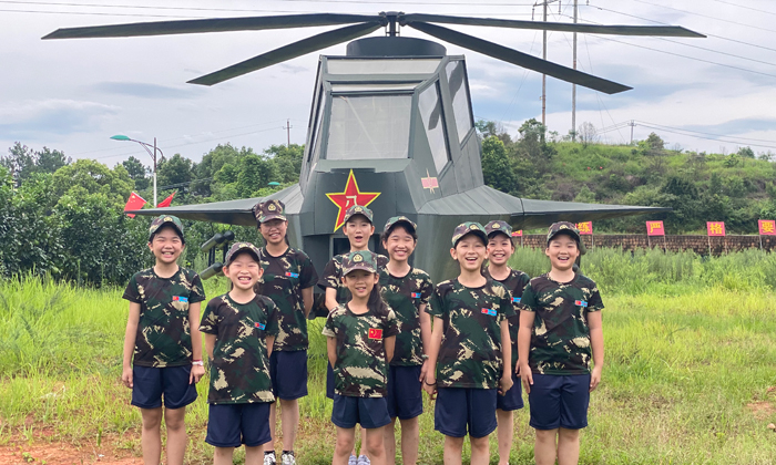 美女小兵和飛機的合影