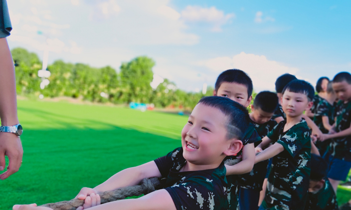 孩子們拔河比賽