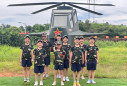 美女小兵和飛機(jī)的合影