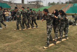 參加軍事夏令營(yíng)拓展活動(dòng)讓孩子學(xué)會(huì)了什么