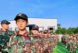 上饒八一軍事夏令營(yíng)教孩子如何與人和諧相處