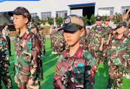上饒八一軍事夏令營(yíng)帶給同學(xué)們無(wú)窮的樂(lè)趣！