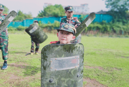 上饒八一軍事夏令營(yíng)錘煉孩子意志