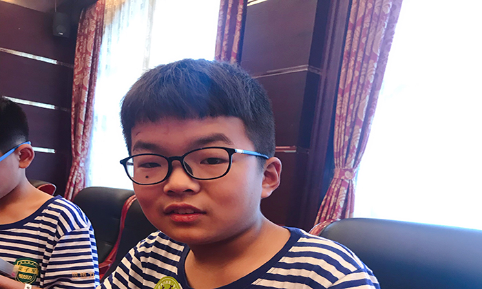 認真的畫畫