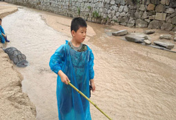 學(xué)員下河摸魚