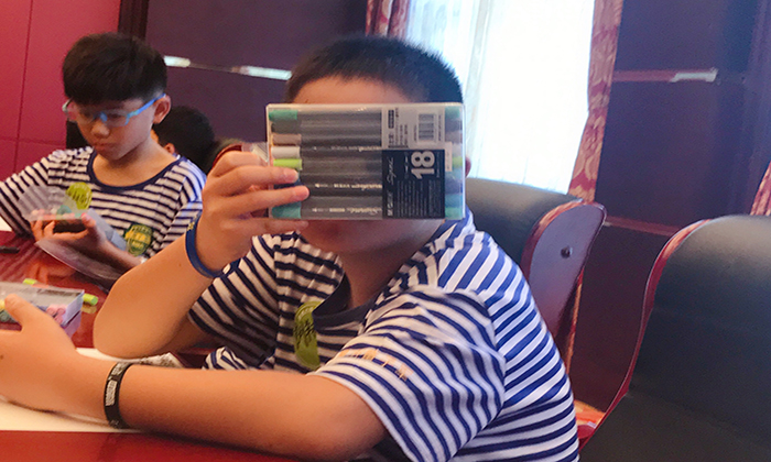 認真的畫畫