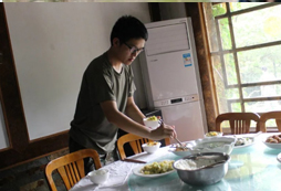 助教在給孩子們盛飯菜