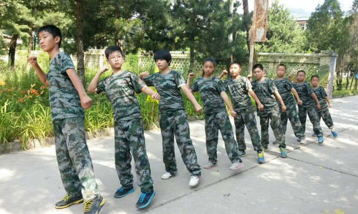 思想力軍事夏令營(yíng)練武強(qiáng)身健體
