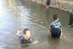 學(xué)生在水中游玩