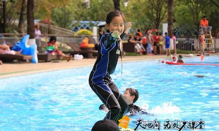 在水上滑行