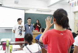 新東方中小學(xué)生夏令營小組成員在你畫我猜