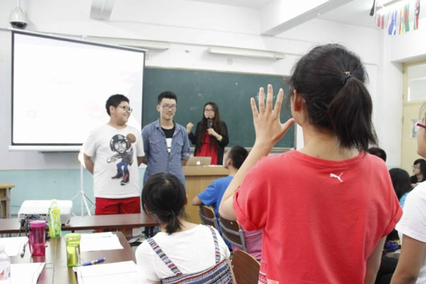 新東方中小學生夏令營小組成員在你畫我猜