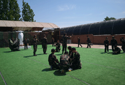 參加天津小學(xué)生軍事夏令營養(yǎng)成軍人般的作風(fēng)