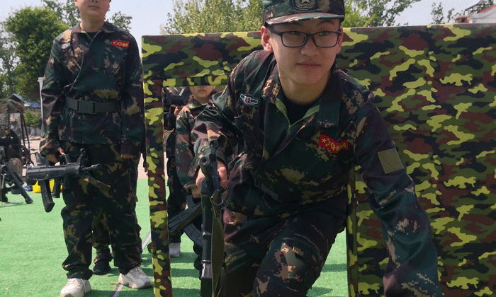 天津中學(xué)生軍事夏令營.gif