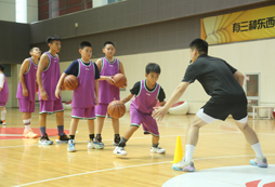 孩子報名體能訓(xùn)練夏令營費(fèi)用是多少