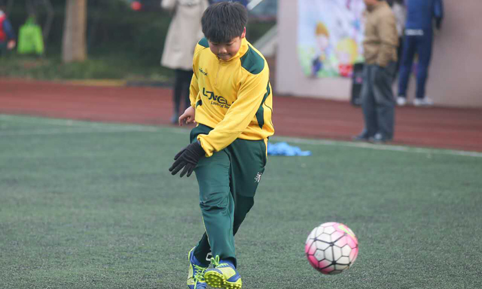 學(xué)員進(jìn)行足球練習(xí).jpg