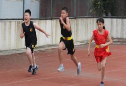 青少年體育訓(xùn)練夏令營(yíng)讓你的孩子愛(ài)上體育運(yùn)動(dòng)！