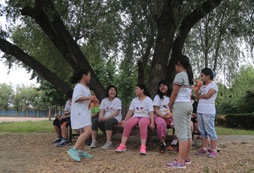 參加體育夏令營掌握運動技巧、飲食規(guī)律，不在肥胖
