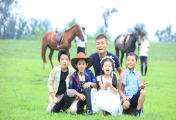 參加青少年馬術夏令營培養(yǎng)孩子貴族氣質