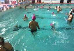 游泳夏令營豐富中小學(xué)生的暑假生活