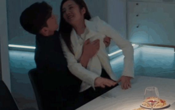 THKcYilJKU3D0d_noop.gif