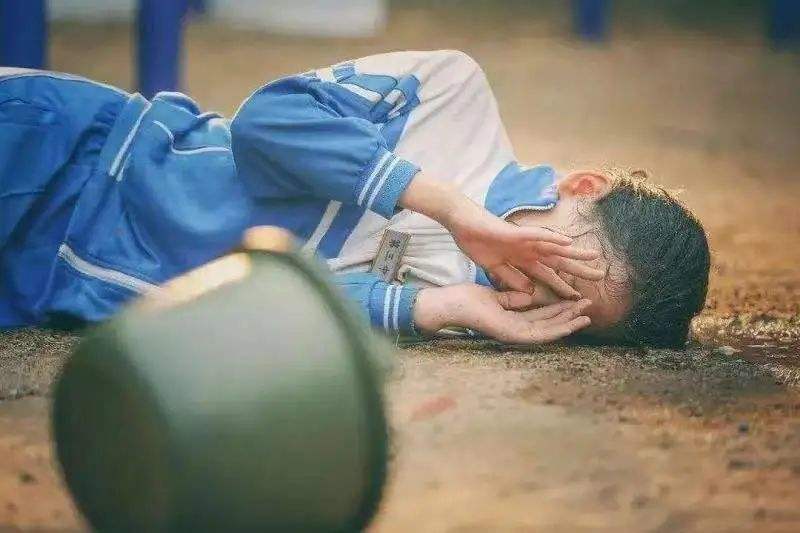 被打33記耳光被踹16腳，留守女生被校園霸凌，全村人集體去學(xué)校討說(shuō)法