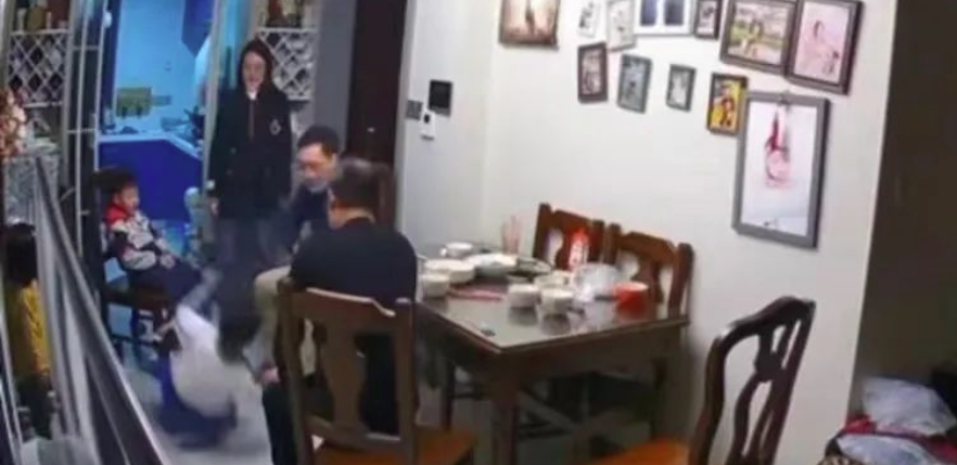 南京一家長(zhǎng)上門(mén)掌摑5歲幼童、推倒老人被刑拘！這不是討公道，是蠢