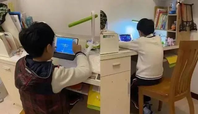 武漢一父母讓8歲孩子休學(xué)打游戲：每天打16個小時，1周后，孩子已崩潰……