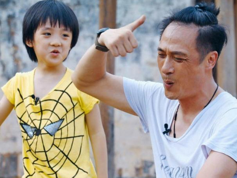 “怨種父子”吳鎮(zhèn)宇費(fèi)曼上熱搜，倆人相處像兄弟，不知道讓多少父子羨慕