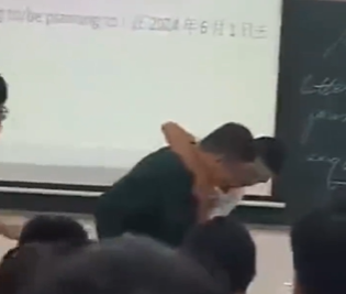 學(xué)生手機被收追上講臺對老師“連續(xù)鎖喉”，這樣的孩子需要什么樣的教育