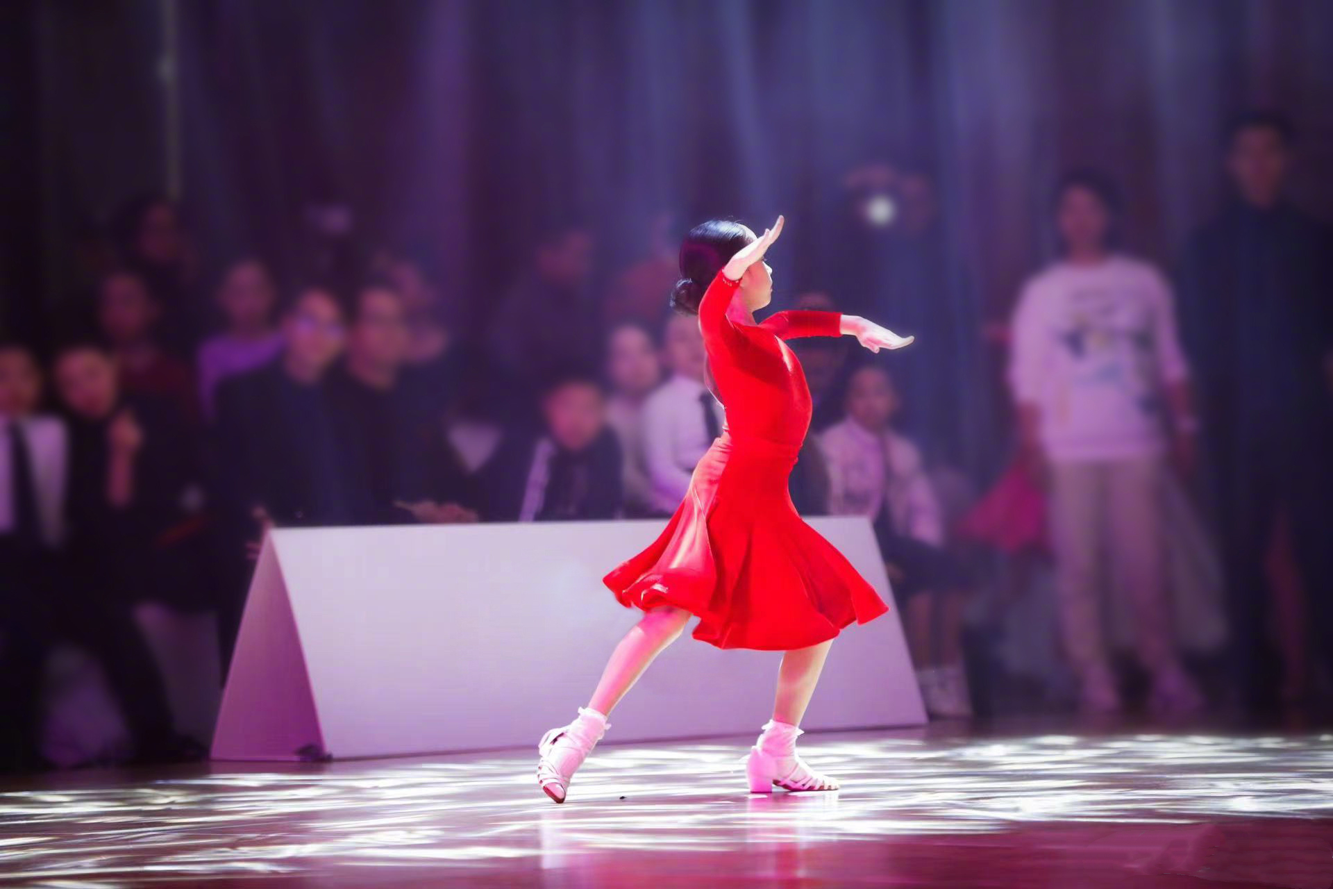 孫儷曬女兒比賽照，小花妹妹紅裙熱舞好自信，陪伴孩子是每個家長的必修課