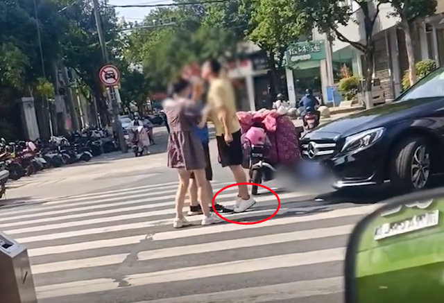 有錢了不起？奔馳男懟臉狂罵電動車主“你真窮！”網(wǎng)友：你的姿態(tài)真丑陋！