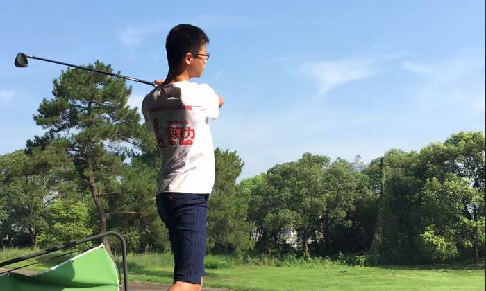 喜歡高爾夫的少年