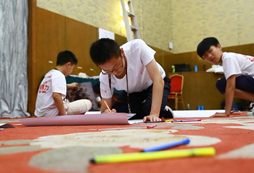 認真繪制自己的作品