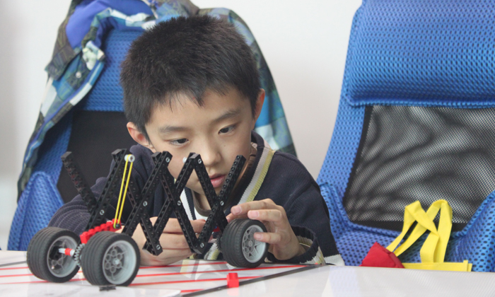 認(rèn)真制作的少年.jpg