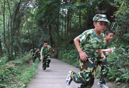 青少年在火熱軍事拓展特訓(xùn)營中得到熔煉