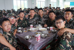  浙江軍事拓展夏令營使青少年懂得生活技能