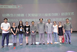 營(yíng)地老師與知名演員合影