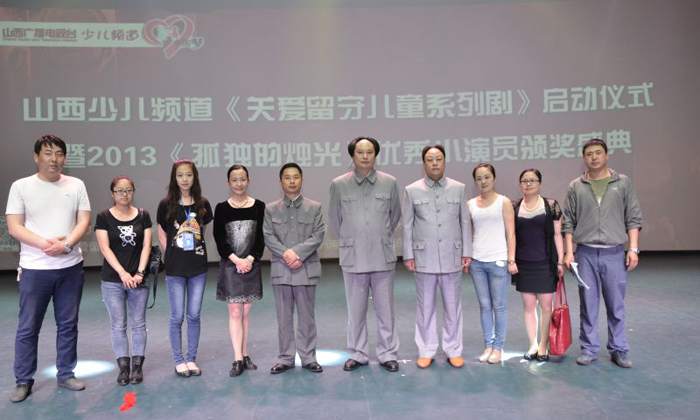 營地老師與知名演員合影