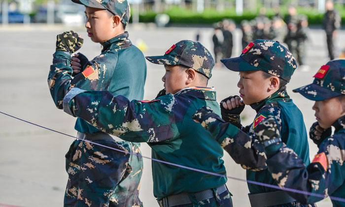萬(wàn)寧軍事夏令營(yíng)磨礪學(xué)孩子們的意志.jpg