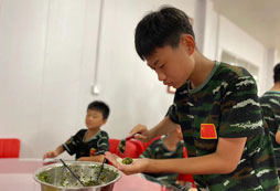 萬寧軍事夏令營培養(yǎng)孩子軍人精神