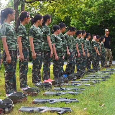 這個(gè)暑期夏令營(yíng)給你一場(chǎng)軍旅體驗(yàn)
