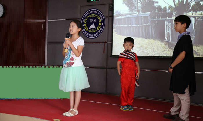 學(xué)員自信大膽的演出話劇