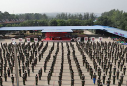 在武漢紅心軍事夏令營(yíng)進(jìn)行訓(xùn)練