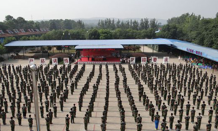 在武漢紅心軍事夏令營(yíng)進(jìn)行訓(xùn)練
